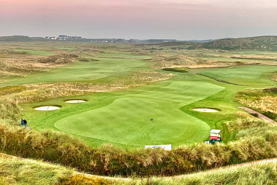 Eine weitläufige Aufnahme eines Golfplatzes