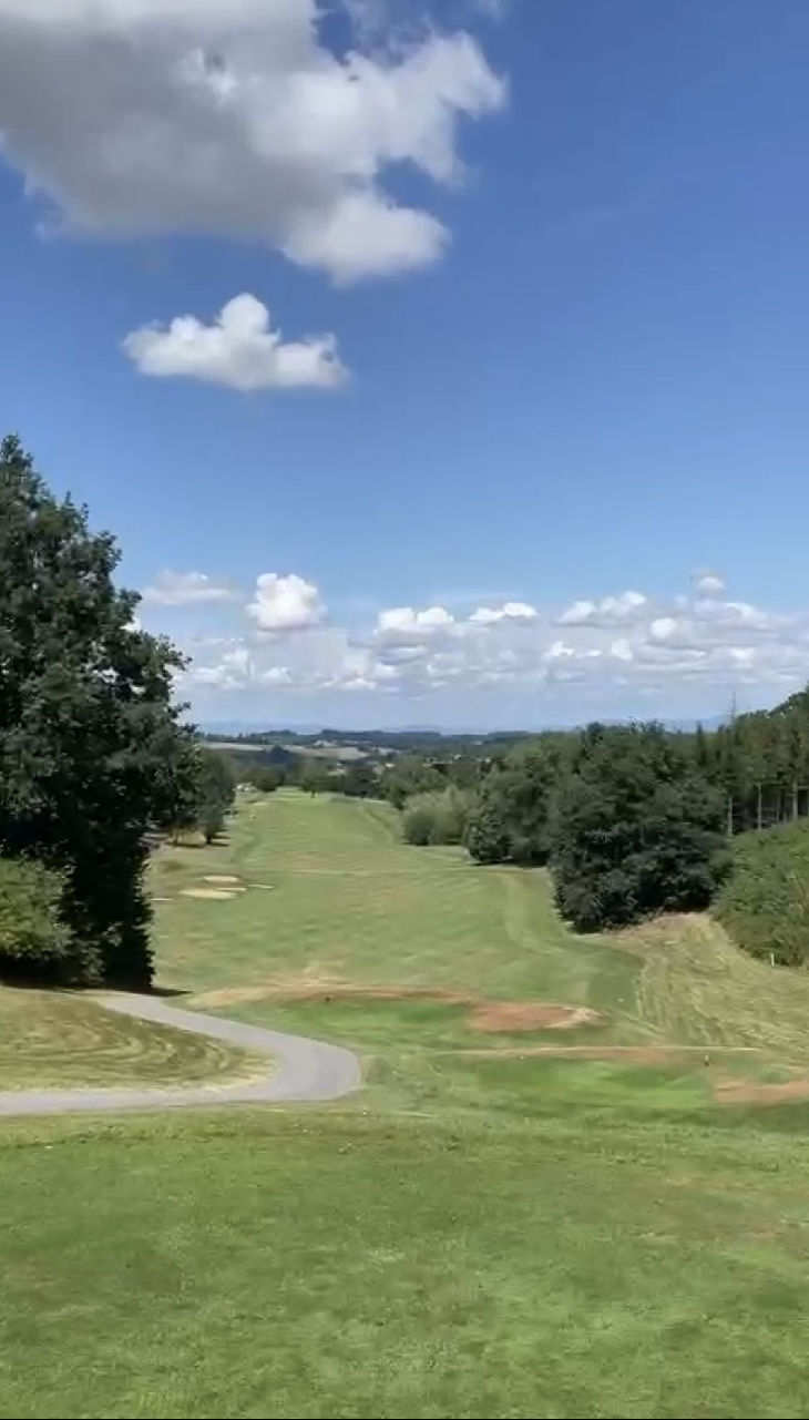 Eine Golfbahn unter blauem Himmel
