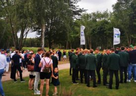 Viele Menschen auf einem Golfplatz