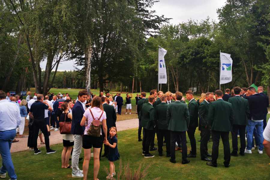 Viele Menschen auf einem Golfplatz