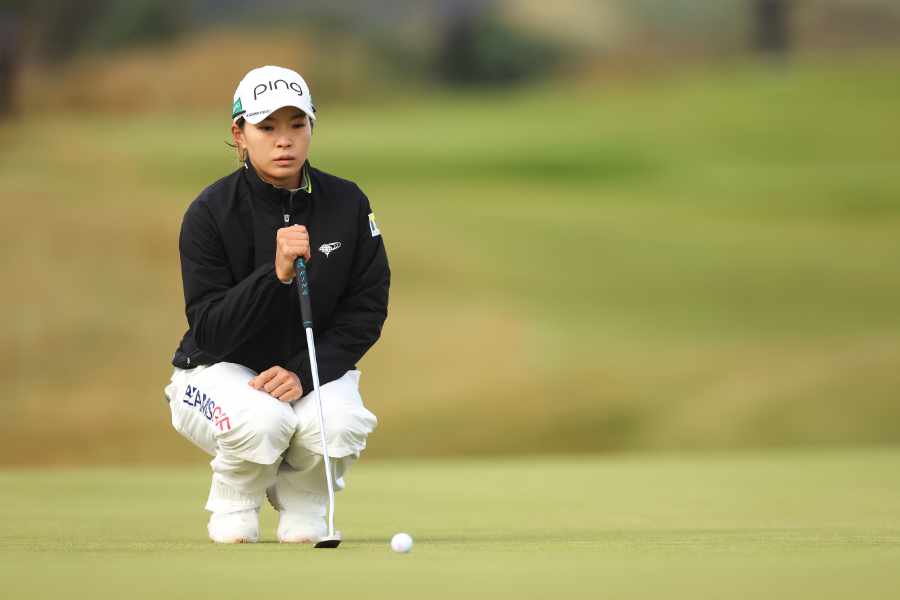 Golferin Hinako Shibuno in der Hocke vor ihrem Golfball