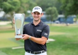 Patrick Cantlay hällt die BMW Champions Trophäe in den Händen