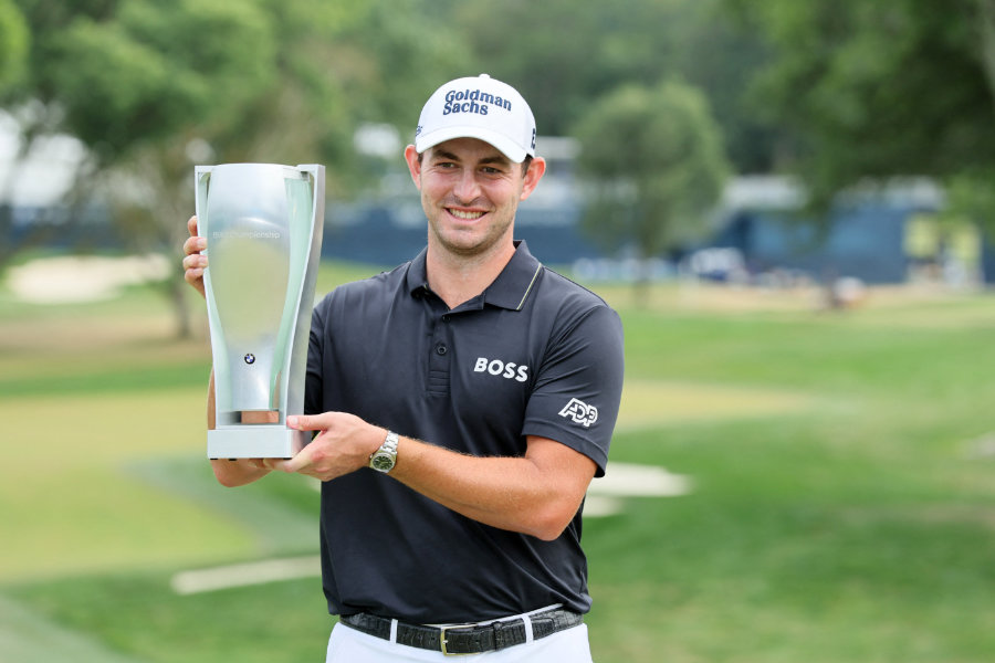 Patrick Cantlay hällt die BMW Champions Trophäe in den Händen