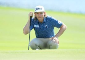 Profigolfer Cameron Smith schaut sich das Green an