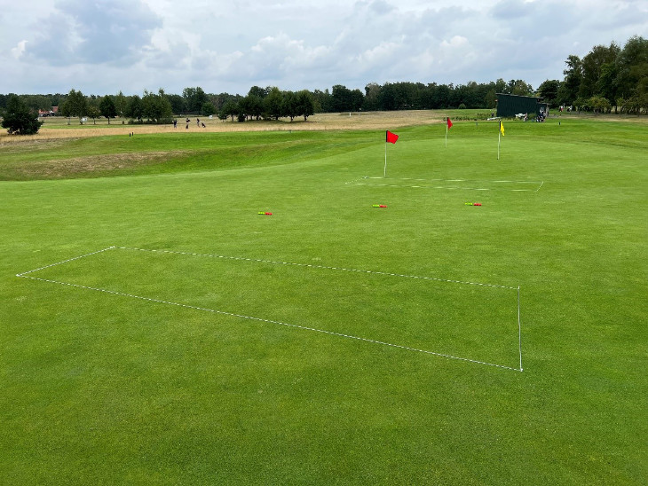 Ein Golfplatz mit abgesteckten Vierecken