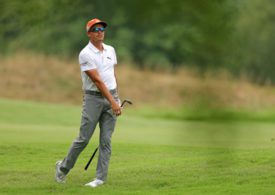 Rickie Fowler schaut seinem Ball hinterher