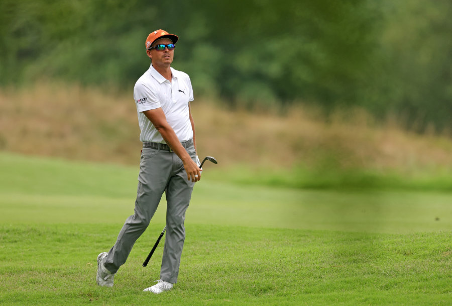 Rickie Fowler schaut seinem Ball hinterher