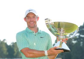 Rory McIlroy präsentiert den Pokal der TOUR Championship