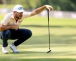 Golfer Stephan Jäger in der Hocke schaut einem Ball hinterher