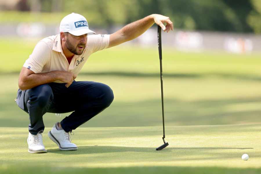 Golfer Stephan Jäger in der Hocke schaut einem Ball hinterher