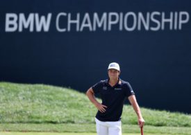 Viktor Hovland lehnt auf seinem Golfschläger