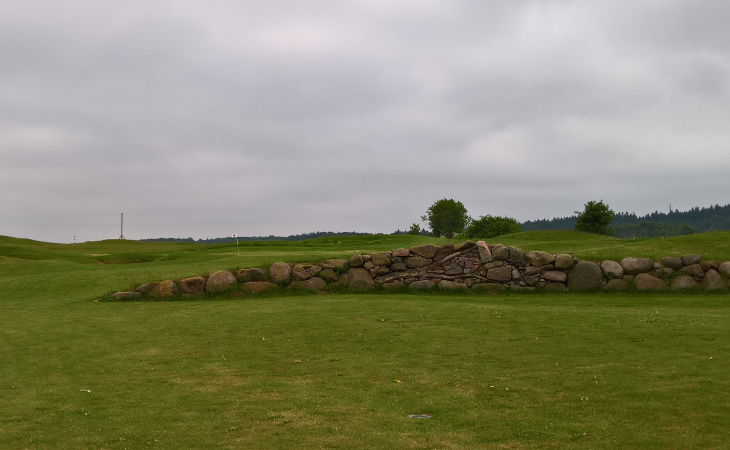 Eine Steinmauer auf einem Golfplatz