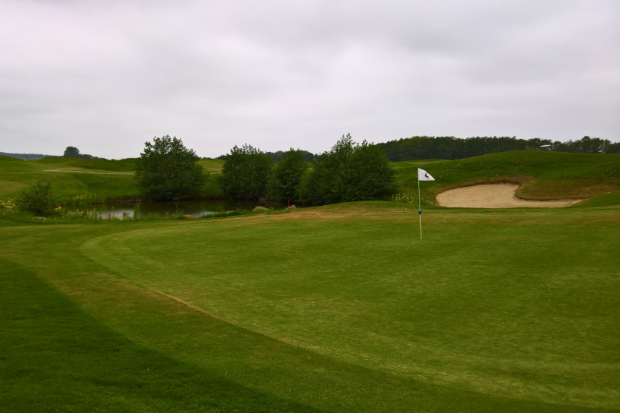 Eine Fahne auf einem Golfplatz