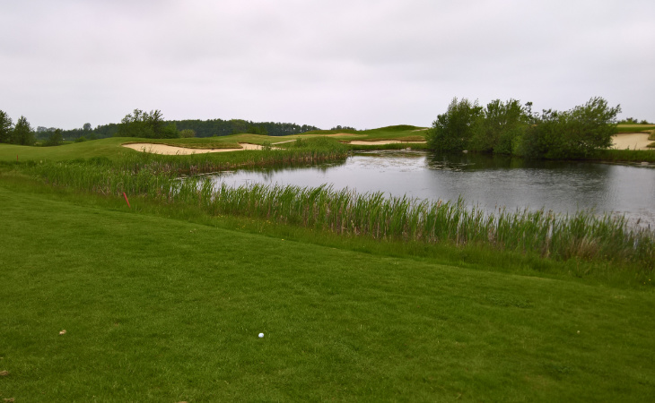 Ein Wasserhindernis auf einem Golfplatz