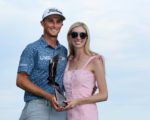 Golfer Will Zalatoris mit seiner Ehefrau und einer Trophäe