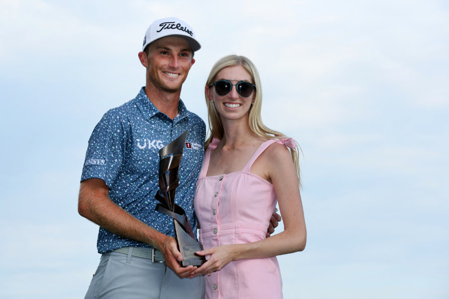 Golfer Will Zalatoris mit seiner Ehefrau und einer Trophäe