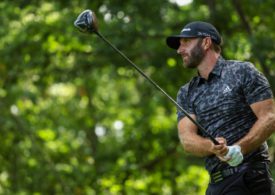 Dustin Johnson schwingt den Driver und schaut dem Ball hinterher