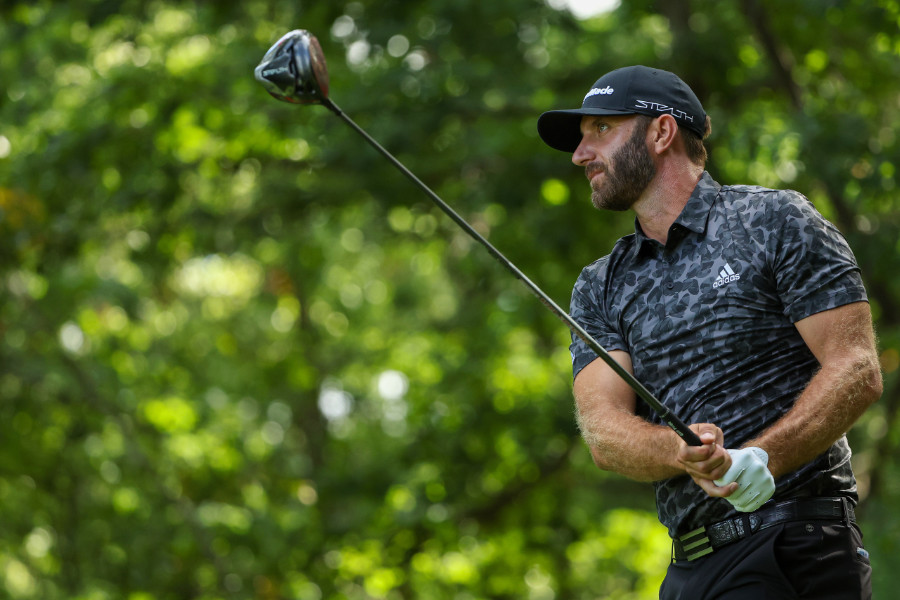 Dustin Johnson schwingt den Driver und schaut dem Ball hinterher