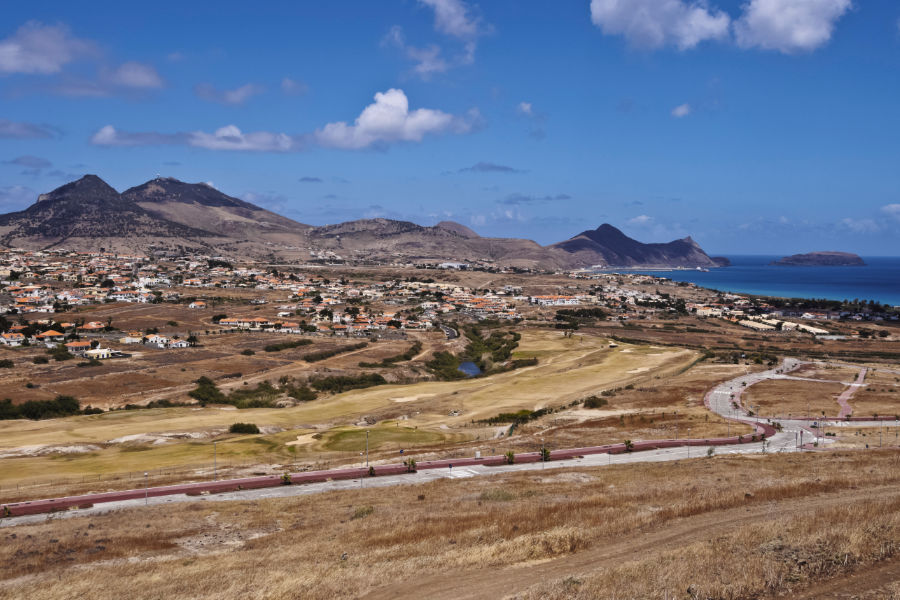 Eine mediterrane Landschaft mit einem Golfplatz