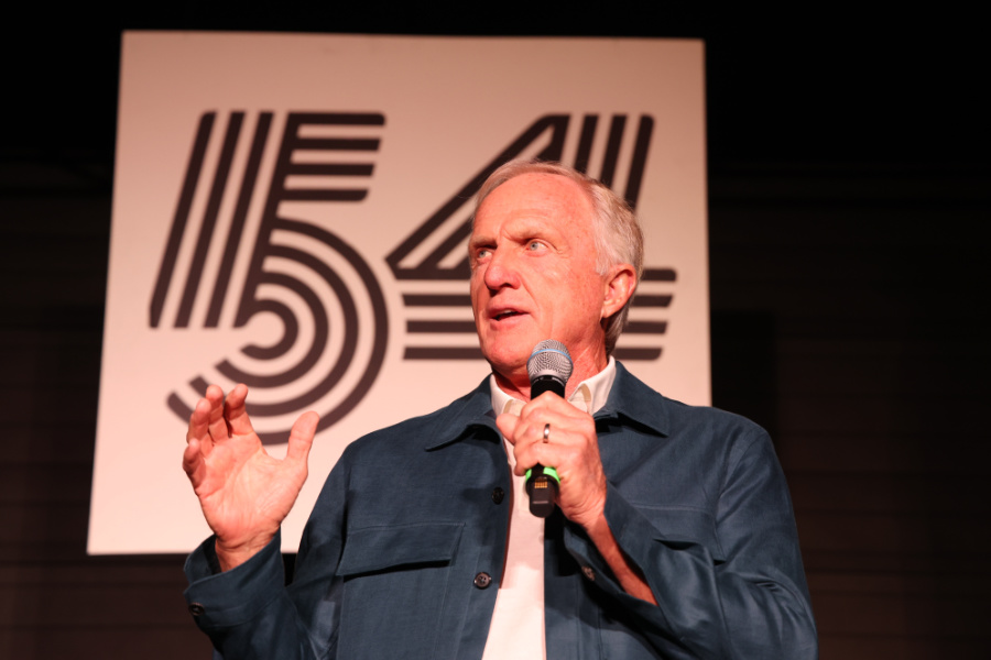 Greg Norman spricht in ein Mikrofon