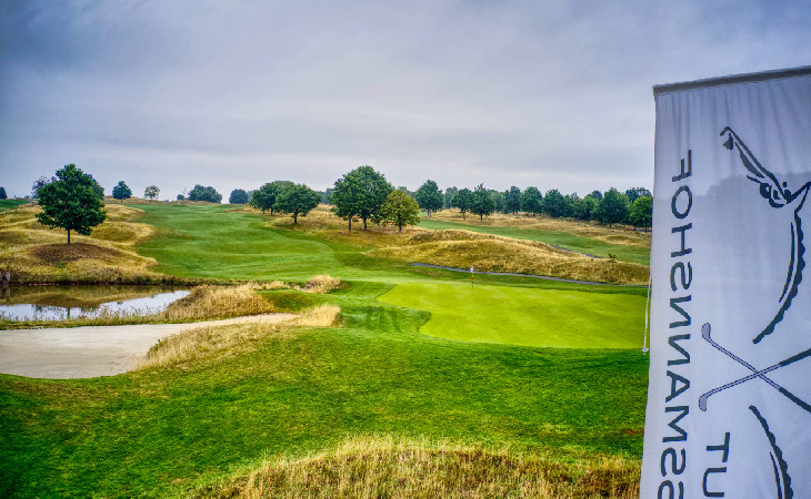 Ein hügeliger Golfplatz