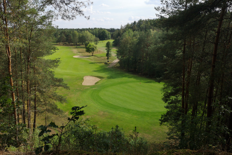 Panoramablick über einen Golfplatz