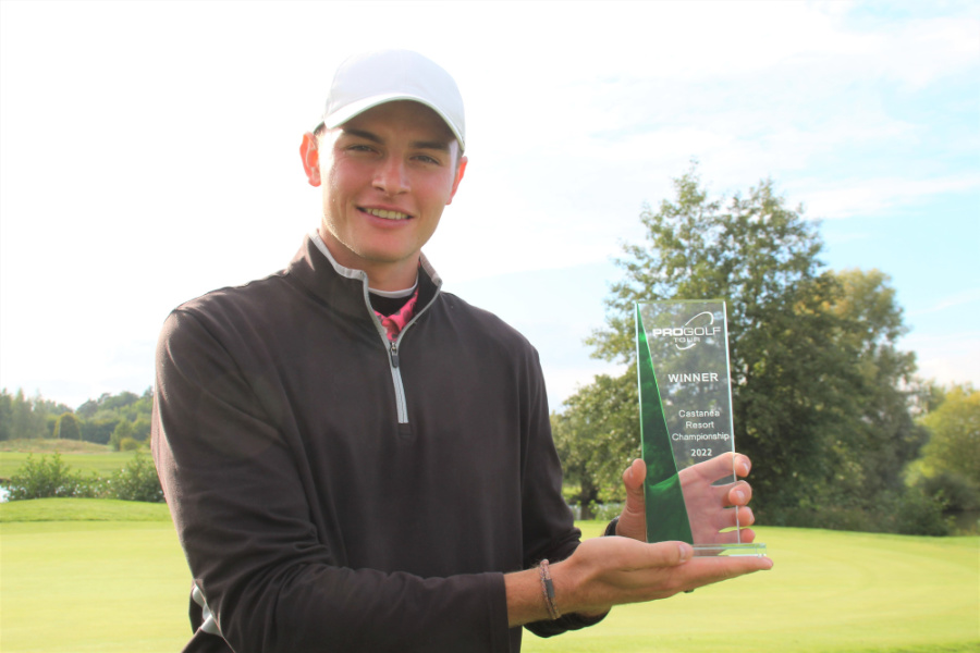 Ein Golfer hält einen Pokal