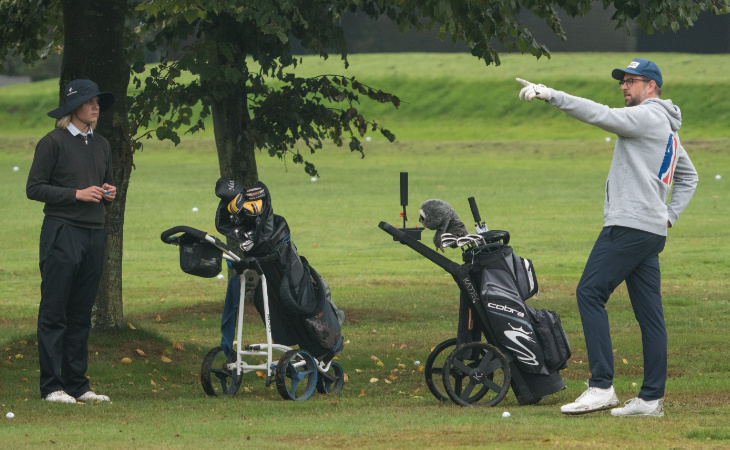 Zwei Golfer beratschlagen sich