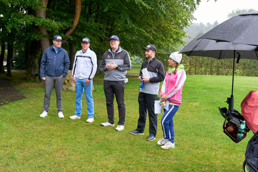 Menschen auf einem Golfplatz