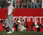 Max Homa lehnt lässig auf seinem Golfschläger