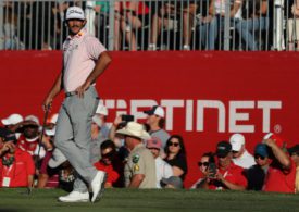 Max Homa lehnt lässig auf seinem Golfschläger