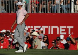 Max Homa lehnt lässig auf seinem Golfschläger