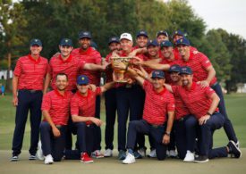 Die Golfer der USA mit dem Presidents Cup 2022