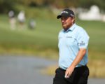 Golfer Shane Lowry in einem hellblauen Poloshirt