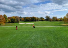 Zwei Personen auf einem Golfplatz