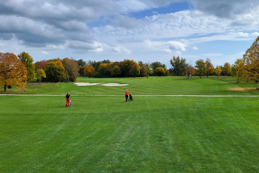 Zwei Personen auf einem Golfplatz