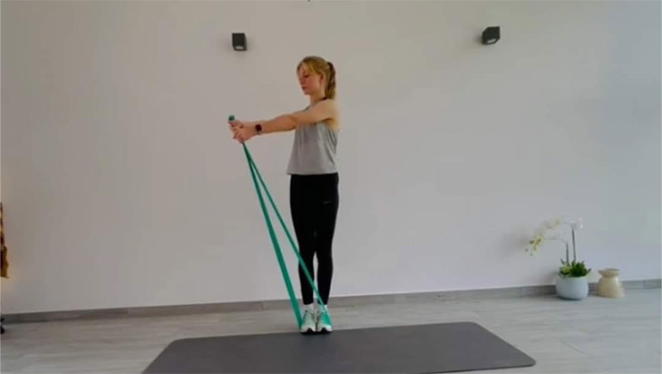 Eine Frau die Beweglichkeitsübungen mit eine Training Band macht