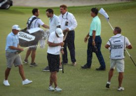 Brooks Koepka wird auf einem Golfplatz mit Champagner bespritzt