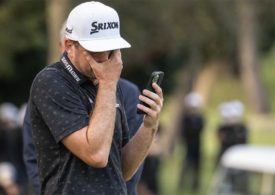 Keegan Bradley hält seine Hand vors Gesicht