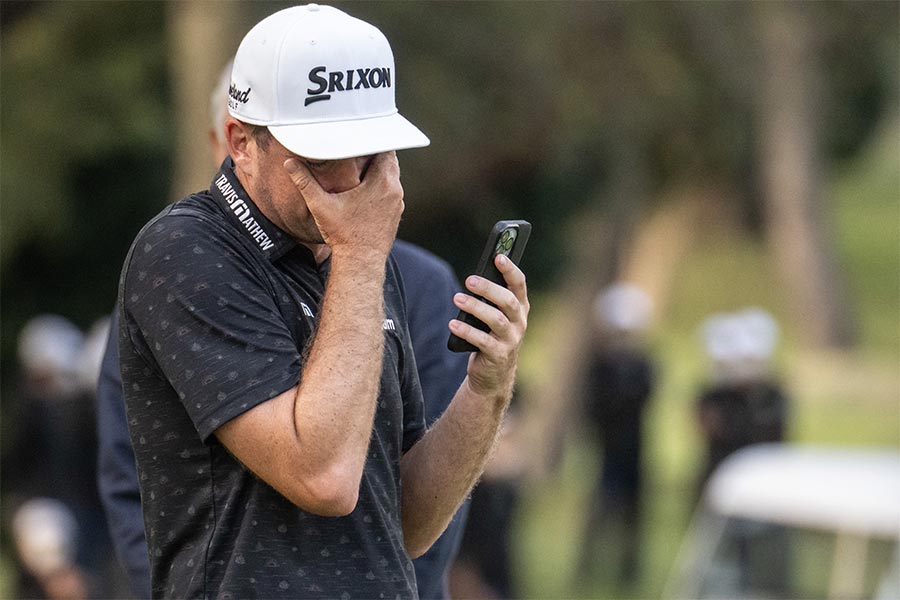 Keegan Bradley hält seine Hand vors Gesicht