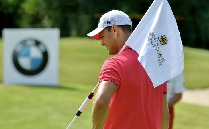 Martin Kaymer mit einer Fahner über der Schulter