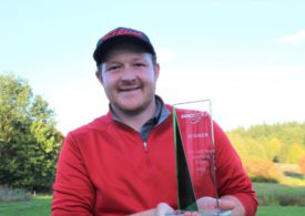 Ein Golfer mit einem Pokal