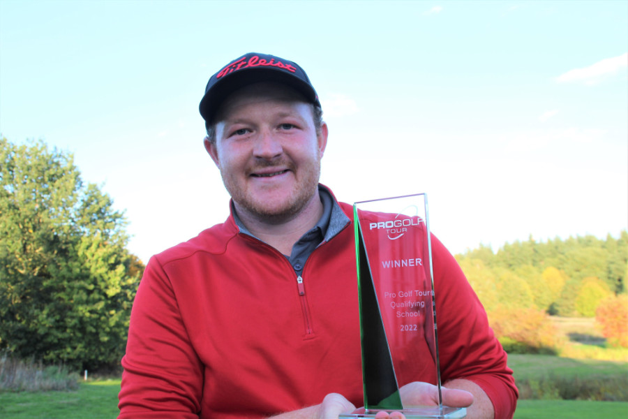 Ein Golfer mit einem Pokal