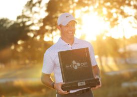 Rory Mcllroy hält den CJ Cup 2022 Pokal