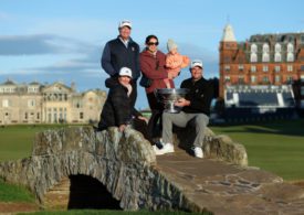 Golfer Ryan Fox präsentiert einen Pokal mit seiner Familie auf der Brücke von St Andrews