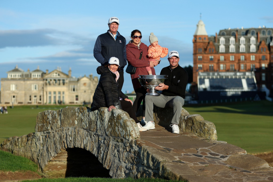 Golfer Ryan Fox präsentiert einen Pokal mit seiner Familie auf der Brücke von St Andrews