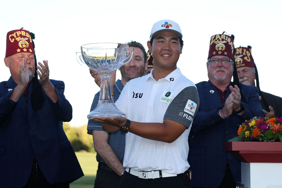 Ein Golfer hält einen Pokal