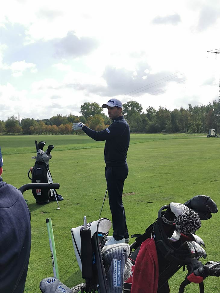 Ein Golfer mit seiner Golfausrüstung