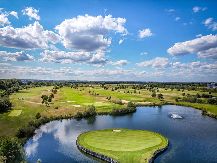 Große Golfanlage mit dem Westgolfloch 9 in der Mitte