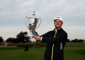 Adam Svensson hält den Pokal vom RSM Classic 2022 hoch